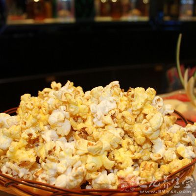 加入玉米粒,蓋上蓋子,大火,蓋上鍋蓋 加入玉米粒,蓋上蓋子,大火,蓋上鍋蓋