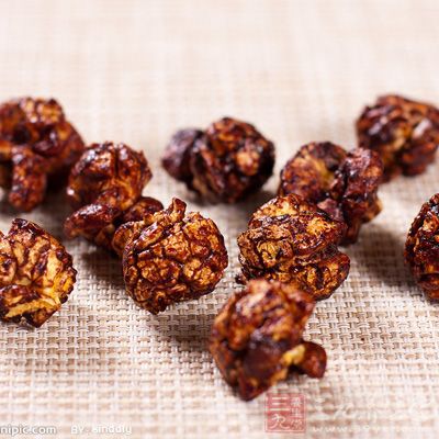 准備好奶油、巧克力、小玉米粒 准備好奶油、巧克力、小玉米粒