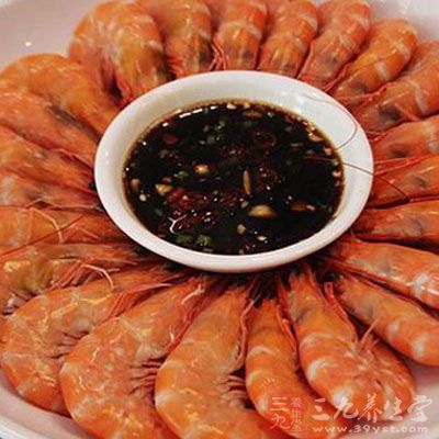 清蒸基圍蝦煮熟醬油，加入少許香油