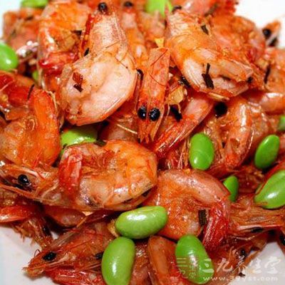 美極基圍蝦至八成熟時撈起待用，吸干油分