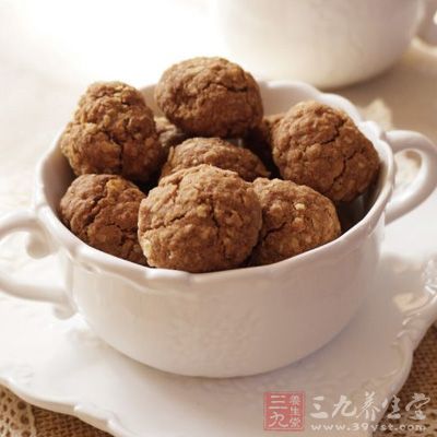 黑巧克力切成小塊, 黃油也切成小塊放入碗中 黑巧克力切成小塊, 黃油也切成小塊放入碗中