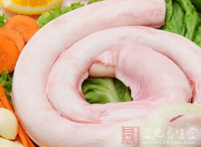 牛鞭是用雄牛的外生殖器，有溫補腎陽的功效
