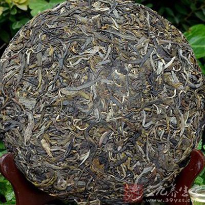 攪拌奶油至羽毛狀,加入切碎的上等烏龍茶 攪拌奶油至羽毛狀,加入切碎的上等烏龍茶