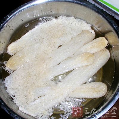 將竹荪用淡鹽水泡軟