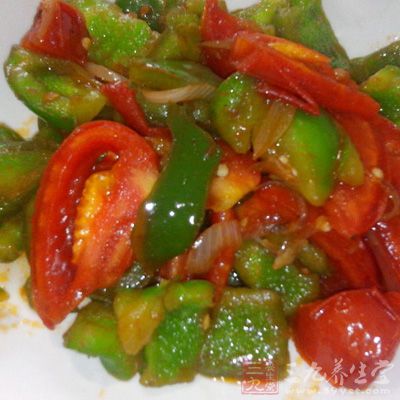 西紅柿洗淨，放在熱水中燙去皮，切塊