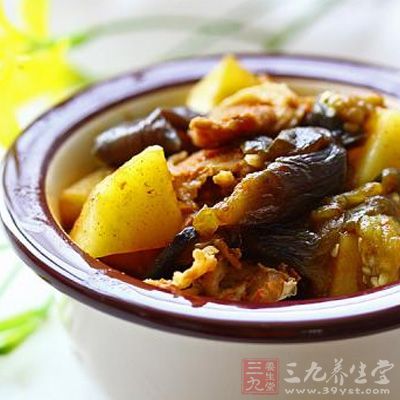 家常土豆炖茄子的做法