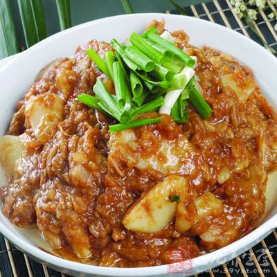 將茄子條炒至斷生，倒入煎好的土豆條翻炒均勻