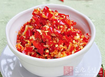 辣椒醬是由辣椒制成，它的顏色鮮紅