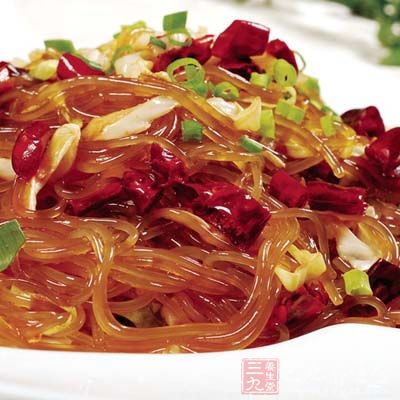 包菜炒粉絲最後淋入生抽炒勻出鍋裝盤