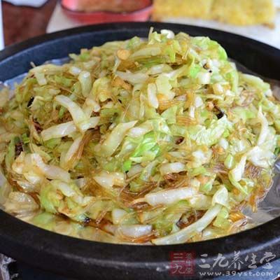 包菜絲加上一湯匙醬油，翻炒均勻