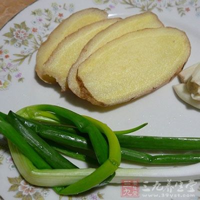 撒上適量的鹽、蔥、姜、料酒、生抽腌制15分鐘 撒上適量的鹽、蔥、姜、料酒、生抽腌制15分鐘