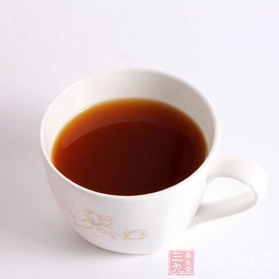 煮鍋中添入冷水，大火燒開，放入姜絲