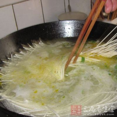 向鍋中放入面條後，需要用筷子來回的攪動