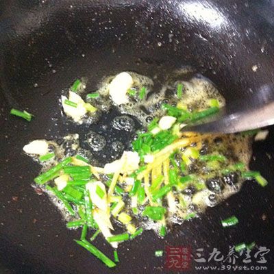 倒入適量的油燒熱，放入蒜末爆香