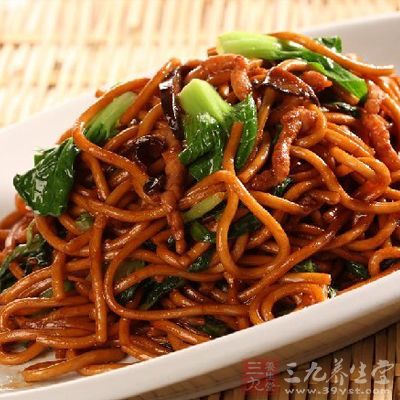 全部翻炒均勻後，面條就可以出鍋啦