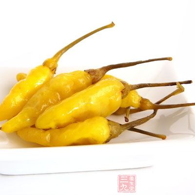 泡椒切成圈,泡菜切片;大蒜去皮切成粒,生姜切片,蔥切段 泡椒切成圈,泡菜切片;大蒜去皮切成粒,生姜切片,蔥切段