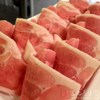 鴨脯肉切薄片,用一湯匙清水和開食用鹼,倒入鴨脯片用手給它按摩至均勻,放一旁半小時 鴨脯肉切薄片,用一湯匙清水和開食用鹼,倒入鴨脯片用手給它按摩至均勻,放一旁半小時