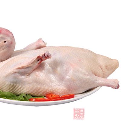 把焯好的鴨子倒入,快熟翻炒,使之均勻的上色 把焯好的鴨子倒入,快熟翻炒,使之均勻的上色