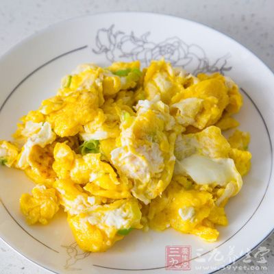 將雞蛋打散，入油鍋炒熟撈起備用