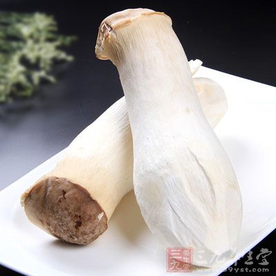杏鮑菇手撕成絲，三色甜椒切絲。燒一鍋開水，放入杏鮑菇焯水大約一分鐘