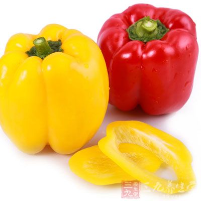 加入彩椒一起翻炒。然後加入食鹽與白糖調味