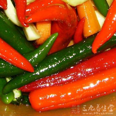 辣椒去頭蒂，洗淨後晾干至完全無水分