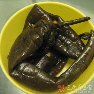 把青辣椒干煸香。把黑黃兩種芥菜籽磨成粉，然後把所有的的香料和鹽混勻