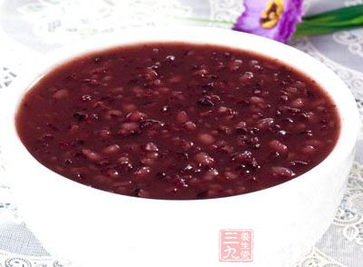 經常食用黑米，有利於防治頭昏、目眩、貧血、白發、眼疾、腰膝酸軟