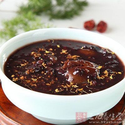 黑米桂花粥最後加入桂花、冰糖，拌勻，煮3分鐘即可