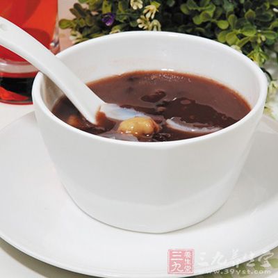 先洗干淨紅豆、蓮子、百合，清水泡浸兩小時