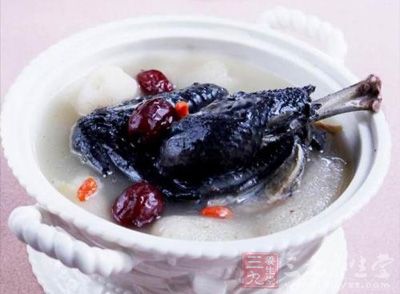 烏雞營養豐富，並含有激素和紫色素，對人體白血球和血色素有增強的作用