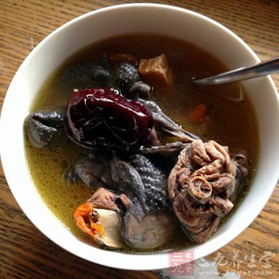 阿膠紅棗烏雞湯有溫中健脾,補 益氣血
