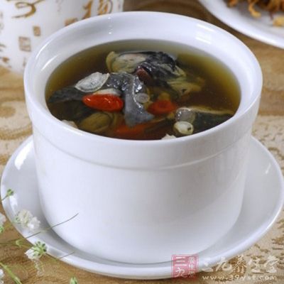 產婦飲田七烏雞湯，可收強心補血、祛瘀止血的功用