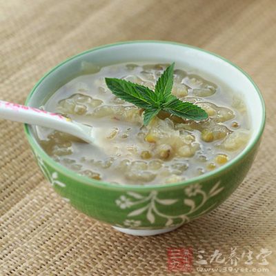 未煮爛的綠豆腥味強烈,食後易惡心、嘔吐 未煮爛的綠豆腥味強烈,食後易惡心、嘔吐