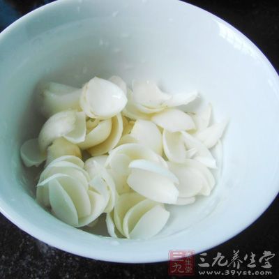 2、將百合剝開洗淨 2、將百合剝開洗淨