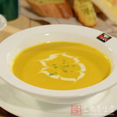 南瓜去皮,切成塊;洋蔥切成絲 南瓜去皮,切成塊;洋蔥切成絲