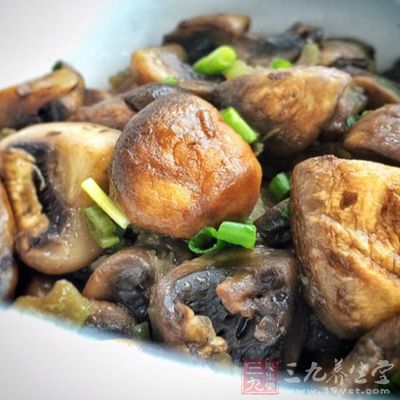 用剩下的余油炒切成片的口蘑，放入肉，調味即成