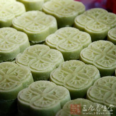將裝好糕粉的蒸屜四角墊起，依次疊起，放入特制的蒸鍋內封嚴