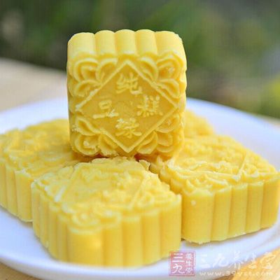 蒸熟冷卻後在糕面刷一層麻油，蘇式綠豆糕即成
