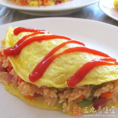 小火,馬上用兩手抓住镬耳把蛋液像剛才“淌”油一樣“淌”開 小火,馬上用兩手抓住镬耳把蛋液像剛才“淌”油一樣“淌”開