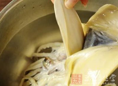 新鮮的墨魚去骨