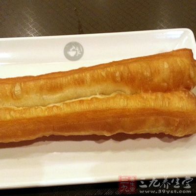 案板上抹一層油,手上也要抹油,因為面團很濕軟,容易粘 案板上抹一層油,手上也要抹油,因為面團很濕軟,容易粘