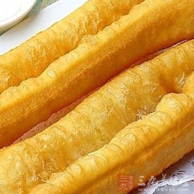 將作法1的面糰再一次輕揉,整型好並用塑膠袋包好,泠藏一夜 將作法1的面糰再一次輕揉,整型好並用塑膠袋包好,泠藏一夜