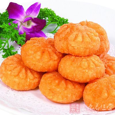 用高壓鍋把南瓜煮熟,去皮搗成泥。倒入面粉,和面要和得均勻 用高壓鍋把南瓜煮熟,去皮搗成泥。倒入面粉,和面要和得均勻