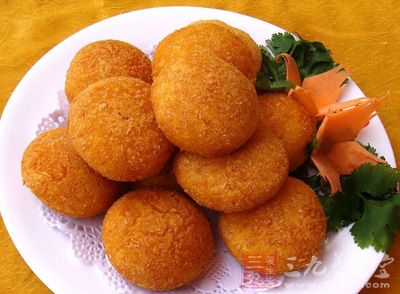 南瓜去皮切成薄片,放蒸格裡蒸軟 南瓜去皮切成薄片,放蒸格裡蒸軟