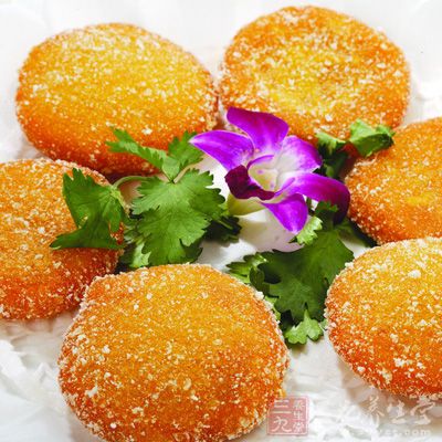 把南瓜切塊,然後去皮 把南瓜切塊,然後去皮