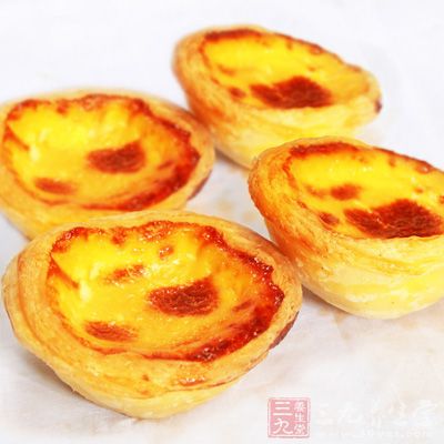 把油皮放在水皮中問,兩邊面皮往中間疊,用擀面杖輕輕敲打排出空氣 把油皮放在水皮中問,兩邊面皮往中間疊,用擀面杖輕輕敲打排出空氣