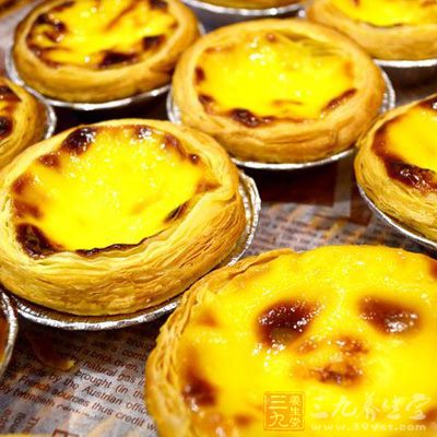 將蛋塔皮分成若干小塊,再擀成小圓餅 將蛋塔皮分成若干小塊,再擀成小圓餅
