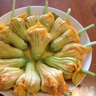南瓜花去除裡面的花蕊，洗淨備用