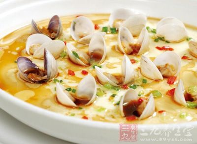 蛤蜊炖蛋是粵菜特色菜式之一，味道鮮美，營養豐富，高蛋白，嫩嫩滑滑的